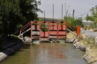 Se desborda canal por acumulación de basura en Gómez Palacio