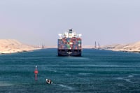 Vuelca buque de carga y bloque tráfico en Canal de Suez