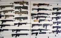 Inicia Biden lucha para ampliar control de armas en EUA