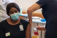 África necesita 'urgentemente' más vacunas contra la COVID-19, pues los suministros empiezan a disminuir y los lotes iniciales están casi agotados en algunos países, advirtió hoy la Organización Mundial de la Salud (OMS). (ARCHIVO) 