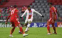Kylian Mbappé dispara para marcar el tercer gol del PSG en el triunfo 3-2 sobre Bayern Múnich. (AP)