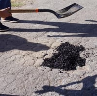 La Dirección de Obras Públicas en el municipio de Matamoros, continúa con el programa de bacheo en comunidades rurales; atendiendo en esta ocasión la solicitud realizada por habitantes del ejido Purísima, por lo que se comenzó con los trabajos en la vía de acceso a la comunidad. (MARY VÁZQUEZ)