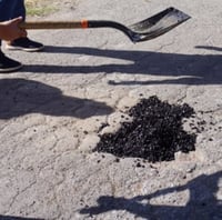 Las cuadrillas de trabajadores de Obras Públicas acudieron al ejido Purísima para realizar trabajos de bacheo en la comunidad. (EL SIGLO DE TORREÓN) 