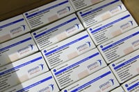 Pide EUA suspender aplicación de vacuna de Johnson & Johnson
