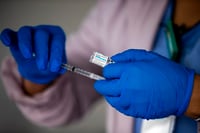 Revelan que J&J pidió a farmacéuticas investigar juntas riesgos de coágulos