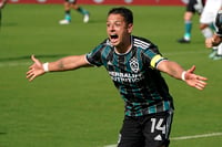 Javier Hernández celebra luego de marcar uno de sus dos tantos, en la victoria del LA Galaxy 3-2 sobre el Inter de Miami. (AP)