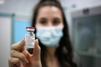 La directora de los Centros para la Prevención y Control de Enfermedades (CDC, en inglés) de EUA, Rochelle Walensky, recomendó este viernes a las embarazadas que se vacunen contra la COVID-19, después de llevar a cabo un estudio en el que no se ha observado peligro ni para las mujeres ni para el feto. (ARCHIVO) 

 