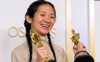 La prensa estatal china ignoró el Oscar a la estadounidense de origen chino Chloé Zhao como mejor directora por Nomadland, la primera vez que una asiática se alza con el galardón en esa categoría.  (ARCHIVO) 