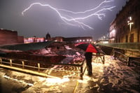 La fuerte granizada que azotó la noche de este miércoles la Ciudad de México provocó la caída del techo de lámina que resguardaba parte de la Zona Arqueológica del Templo Mayor, ubicada en Seminario 8, Centro Histórico. (EL UNIVERSAL)