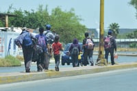 De acuerdo a la carpeta de investigación, personal de la Policía Municipal de Acuña, Coahuila detuvo a la altura de la carretera Ciudad Acuña-Santa Eulalia, a tres personas que viajaban a bordo de tres vehículos, en los que transportaban a un total de 35 extranjeros de Honduras, Ecuador y Guatemala. (ARCHIVO)