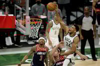 Giannis Antetokounmpo (34) metió 23 puntos, bajó 9 rebotes y repartió 8 asistencias, en la victoria de Bucks 135-134 sobre Wizards. (AP)
