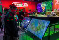 Nintendo no espera que esa buena fortuna persista este año fiscal, que finaliza en marzo de 2022, y pronostica una caída del 29% en las ganancias a 340,000 millones de yenes (3,000 millones de dólares).
(ARCHIVO)
