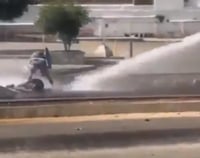 Joven colombiano lucha por su vida tras ser impactado por chorro de agua mientras protestaba
