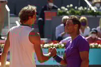 Alexander Zverev (i) se impuso 6-4, 6-4 a Rafael Nadal, logrando su primera victoria en arcilla sobre el español. (EFE)