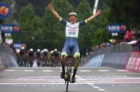 Taco van der Hoorn celebra luego de ganar la tercera etapa del Giro de Italia; Filippo Ganna continúa como líder en la general. (EFE)