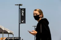 Uber y Lyft brindarán viajes gratuitos hacia y desde los sitios de vacunación contra el COVID-19 como parte de la campaña nacional contra el coronavirus, informaron funcionarios estadounidenses. (ARCHIVO)