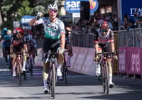 Peter Sagan celebra tras llegar a la primera en la décima etapa del Giro de Italia, en el que Egan Bernal sigue como líder. (EFE)