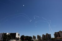 Cuatro cohetes fueron lanzados hoy desde el Líbano hacia Israel, en el tercer incidente de este tipo desde el inicio de la actual escalada bélica con Gaza, y que hizo sonar las alarmas antiaéreas en localidades del norte israelí. (ARCHIVO) 

 