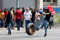 Algunos de los heridos, que fueron trasladados a hospitales cercanos, sufrieron impactos de balas de goma, mientras que otros fueron víctimas de ahogamiento a causa del uso de gases lacrimógenos por parte de la Policía.
(EFE)