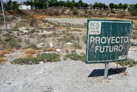 Orillas se convierten en un tiradero. En una de las orillas del Bosque Urbano se observa basura y escombro que se va acumulando conforme pasa el tiempo y no es recogido por los camiones recolectores o empleados del Bosque, generando contaminación ambiental y visual para las personas que acostumbran visitarlo.
