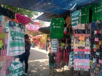 Playeras, trajes para niños, banderas trompetas y demás artículos alusivos al equipo local, se pueden observar tanto en negocios establecidos y semi establecidos, que se encuentran alrededor del mercado Manuel Acuña. (EL SIGLO DE TORREÓN) 