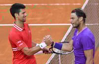 Rafael Nadal (d) podría verse las caras con Novak Djokovic en las semifinales de Roland Garros; 'Nole' podría medirse a Federer en cuartos. (ESPECIAL)
