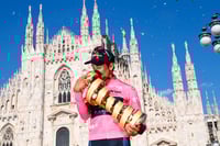 Egan Bernal besa el trofeo que lo acredita como campeón del extenuante Giro de Italia. (AP)