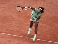 Serena Williams trabajó demás para imponerse 6-3, 5-7, 6-1 a Mihaela Buzarnescu. (AP)