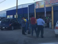 A escasas horas por iniciar la llamada Ley Seca en La Laguna de Durango, en expendios y tiendas de autoservicio se pudo observar buena afluencia de ciudadanos con tinas, charolas y cartones para abastecerse para este fin de semana. (GUADALUPE MIRANDA)