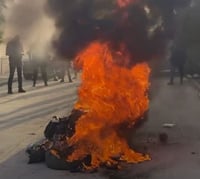 Durante varias horas se generó una tensa calma entre inconformes y agentes de seguridad. (ARCHIVO) 