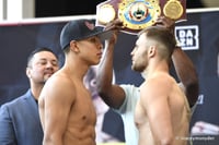 Tanto el boxeador mexicano como el polaco, aprobaron el duro escollo que representa la báscula en la ceremonia de pesaje. (CORTESÍA ZANFER)