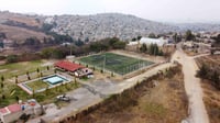 Lo que debió haber terminado como un domingo de celebración por la final de dos ligas de futbol llanero en los campos de San José Poza Honda, en el municipio de Naucalpan, acabó en una venganza que lleva cerca de dos años y ha cobrado la vida de cuatro hombres, una mujer desplazada por el atentado contra su casa, y al menos una decena de personas que huyeron por temor a ser asesinados, víctimas de ataques armados y la ausencia de las autoridades. (EL UNIVERSAL)