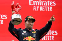 Excelente resultado obtuvo la escudería Red Bull, que hizo una gran estrategia para que Max Verstappen (i) se llevara la victoria, mientras que Sergio Pérez sumó buenos puntos para el equipo en el tercer lugar. (AP)