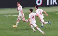 Joakim Maehle (i) celebra luego de marcar el cuarto tanto, en la victoria de Dinamarca 4-1 sobre Rusia, con lo que los daneses se metieron a los octavos de final de la Eurocopa. (AP)