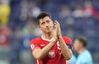 Robert Lewandowski marcó los dos goles de Polonia en la derrota 3-2 ante Suecia, con lo que su selección se despidió de la Eurocopa. (EFE)