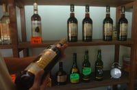 La secretaria de Salud federal informó que en este año se han contabilizado 199 casos por intoxicación por alcohol. (ARCHIVO)