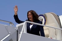 La vicepresidenta de Estados Unidos, Kamala Harris, viajó este viernes a la fronteriza ciudad de El Paso, Texas, visita que generó optimismo y esperanza entre los migrantes centroamericanos que aguardan del lado mexicano para cruzar de forma regular a la Unión Americana. (EFE)