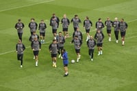 Dinamarca buscará darle una nueva alegría a su jugador Christian Eriksen, quien sufrió un paro cardiaco en el primer partido. (EFE)