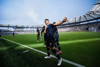 Alan Pulido festeja luego de marcar el tanto del empate transitorio, en la victoria del Sporting Kansas 2-1 sobre LAFC. (ESPECIAL) 