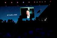 Según Musk, la red Starlink -que se propone suministrar internet de alta velocidad, constante y asequible en cualquier lugar del mundo a través de satélites- ha superado recientemente los 70,000 usuarios y espera crecer exponencialmente hasta alcanzar el medio millón de clientes en unos doce meses.
(ARCHIVO)