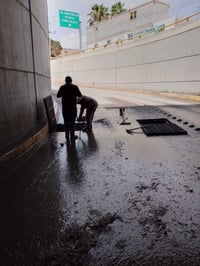 Sapal de Lerdo realiza trabajos de limpieza en el Paso Inferior Vehicular Francisco Sarabia