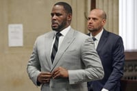 Los abogados de R. Kelly tendrán un poco más de tiempo para preparar su defensa en el juicio del cantante de R&B por tráfico sexual en Nueva York. (ESPECIAL) 