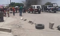 Un nutrido grupo de habitantes del poblado Estación Viñedo de Gómez Palacio tomó la carretera que dirige a Gregorio García para exigir la cobertura de los daños causados a una joven pareja que fue arrollada el pasado 18 de junio cuando viajaba a bordo de una motocicleta, la responsable del accidente huyó del lugar abandonado la camioneta que manejaba. (EL SIGLO DE TORREÓN)