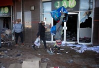 La policía y el ejército se esforzaban el miércoles por imponer el orden en barrios pobres de Sudáfrica donde continuaban los disturbios y saqueos provocados por el encarcelamiento del expresidente Jacob Zuma la semana pasada. (ARCHIVO) 
