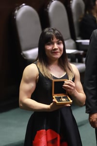 La deportista mexicana, Alexa Moreno, recibió la medalla al mérito deportivo durante suna esión solemne en la cámara de diputados.