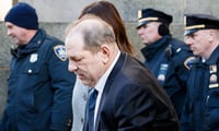 Las autoridades carcelarias de Nueva York entregaron el martes al violador convicto Harvey Weinstein para su traslado a California, donde enfrentará cargos adicionales de agresión sexual, poniendo fin a la prolongada lucha del exproductor de cine por retrasar su extradición. (ARCHIVO) 