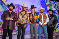 Premiación. Los Dos Carnales fueron galardonados con el premio a Mejor Canción de Regional Mexicano en los Premios Juventud.