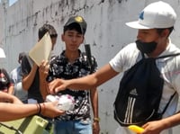 Cuando parecían desfallecer ante una sensación térmica de 40 grados centígrados mientras hacían fila para ser vacunados contra el COVID, cientos de jóvenes fueron 'salvados' por personas que les obsequiaron agua fresca y productos helados.