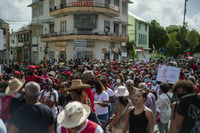 Al menos cinco policías resultaron heridos la pasada noche en enfrentamientos con varias personas que protestaban contra las nuevas medidas anticovid impuestas por Francia en el departamento de ultramar francés de Martinica, en el Caribe. (ESPECIAL) 