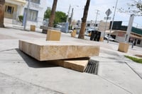 Bolardos en mal estado, fuentes y adornos destrozados, son parte de lo que se tiene en el Paseo Morelos de Torreón al cierre de la presente administración municipal, el proyecto vialidad peatonal más destacado en la zona Centro ha sufrido desde hace años por la acción del vandalismo y el abandono no solamente de las autoridades, sino de ciudadanía en general. (FERNANDO COMPEÁN)